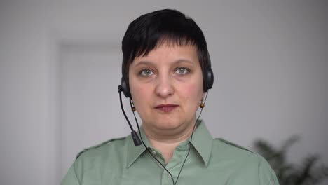 Frau-Mit-Kopfhörern-Spricht-Beim-Videochat-Mit-Laptop.-Selbstisolation-Bei-Covid-19-pandemie.-Online-Unterstützung-Für-Frauen