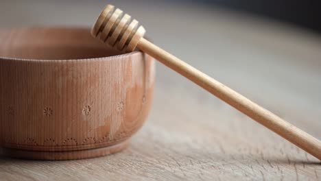 wooden-bowl.-Close-up.-Healthy-organic,-wooden-honey-spoon,-closeup.