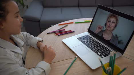 Intelligentes-Kleines-Mädchen-Lernt-Online-Auf-Einem-Laptop,-Video-Chat-Zu-Hause,-Fernunterricht
