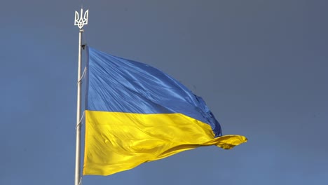 Ukraine-Flagge.-Schwenkende-Gelb-blaue-Flagge