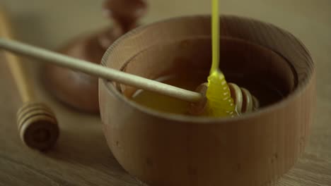 Thick-honey-dripping-from-the-spoon,-close-up.-Honey-flowing-honey-from-a-spoon