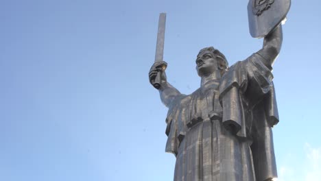 Vista-De-La-Escultura-Del-Monumento-De-Acero-Gigante-De-La-Patria-En-Kiev,-Ucrania