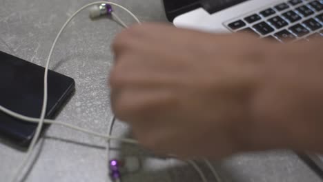 Auriculares-Conectando-El-Conector-Del-Portátil-En-Stop-Motion,-Tecnología-Informática-Moderna