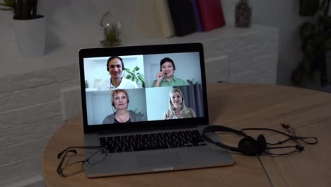 Videokonferenztechnik-In-Der-Küche-Für-Videoanrufe-Mit-Kollegen-Zu-Hause-Und-Im-Büro