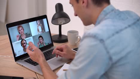 Technologie,-Remote-Job-Und-Lifestyle-Konzept-–-Glücklicher-Mann-Mit-Laptop-Computer-Beim-Video-Chat-Und-Winkender-Hand-Im-Heimbüro