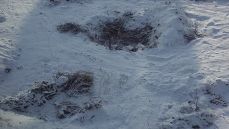 Nieve-Derretida-De-Fondo,-Visible-Para-La-Tierra-Y-La-Hierba