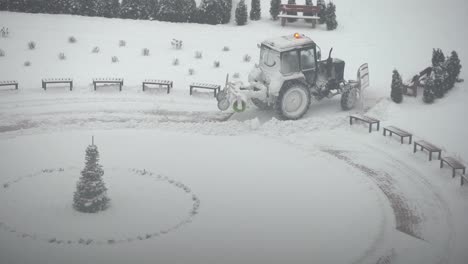 Tractor-excavadora-Quita-Nieve-En-El-Patio-De-La-Ciudad.-Trabajos-De-Servicios-Publicos