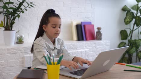 Kinder,-Bildung-Und-Fernlernkonzept,-Kleine-Studentin-Mit-Laptop-Computer-Zu-Hause