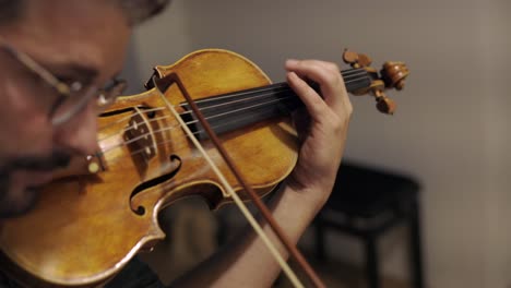 Erwachsener-Bärtiger-Gitarrenbauer,-Der-Handgefertigte-Geige-Spielt