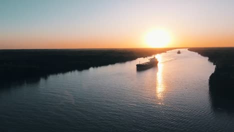 Frachtschiff-überquert-Den-Parana-Fluss-In-Argentinien