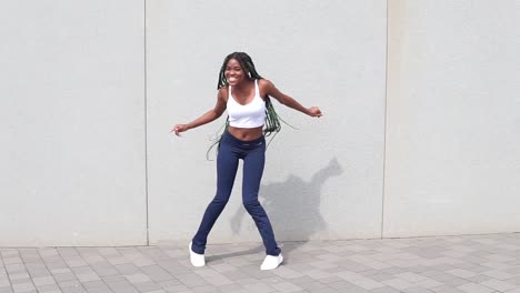 Cool-black-lady-dancing-freestyle-on-street