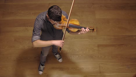 Erwachsener-Bärtiger-Gitarrenbauer,-Der-Handgefertigte-Geige-Spielt