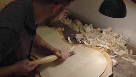 Gitarrenbauer-Baut-Geige-In-Der-Werkstatt