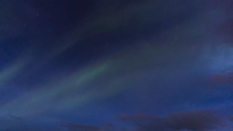 Erstaunliche-Aussicht-Auf-Aurora-Borealis-Am-Nachthimmel