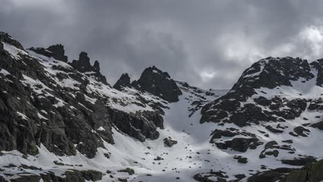 Cresta-De-La-Montaña-Cubierta-De-Nieve