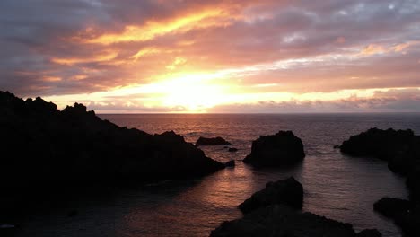 Felsen-Und-Wogendes-Meer-Vor-Dem-Sonnenuntergangshimmel