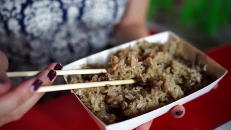 Asiatische-Frau-Isst-Reis-Auf-Dem-Nachtmarkt