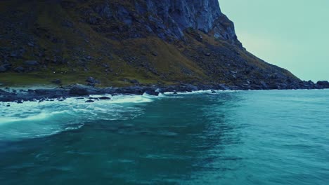 Meer-Waschende-Felsige-Küste-In-Norwegen