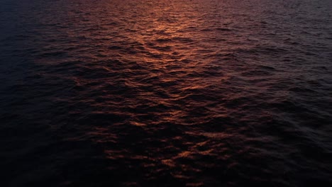Meerwasser-Unter-Sonnenuntergangshimmel