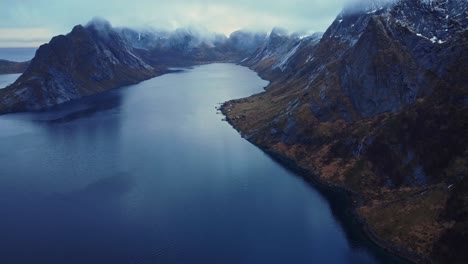 Malerische-Drohnenansicht-Des-Malerischen-Fjords-Unter-Düsterem-Himmel