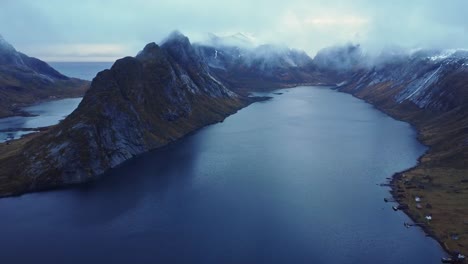 Malerische-Drohnenansicht-Des-Malerischen-Fjords-Unter-Düsterem-Himmel
