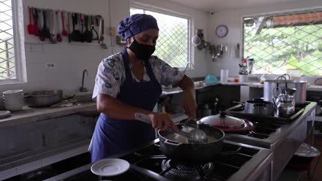 Chef-Femenina-étnica-Cocinando-Arroz-En-La-Cocina-Del-Restaurante.