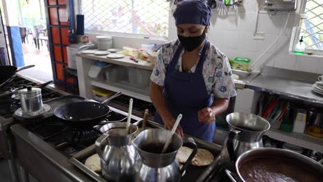 Chef-étnico-Enfocado-Cocinando-Arepas-De-Trigo-En-La-Cocina