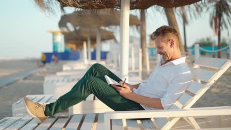 Businessman-taking-notes-on-beach