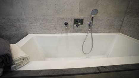 Badewanne-Im-Modernen-Badezimmer