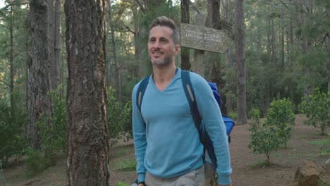 Excursionista-Masculino-Caminando-En-El-Bosque