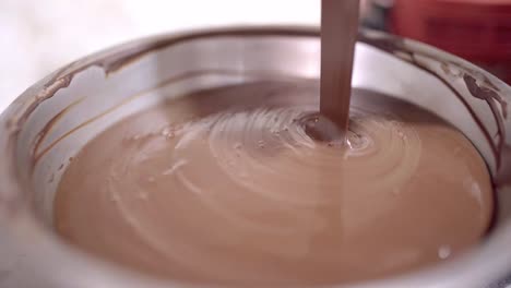 Geschmolzene-Flüssige-Schokolade,-Die-In-Eine-Schüssel-Gegossen-Wird