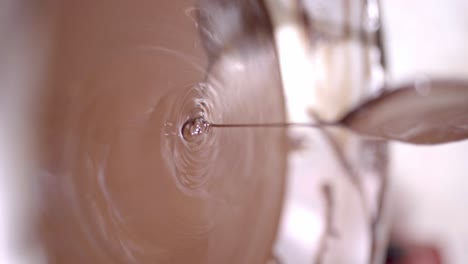 Geschmolzene-Flüssige-Schokolade,-Die-In-Eine-Schüssel-Gegossen-Wird