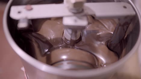 Köstliche-Flüssige-Schokolade,-Die-In-Einer-Conchiermaschine-Gemischt-Wird