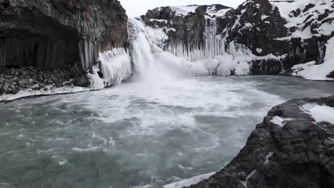 Malerischer-Wasserfall,-Der-An-Einem-Wintertag-Von-Einer-Felsigen-Klippe-Strömt