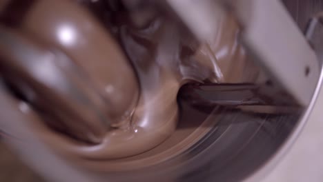 Deliciosa-Mezcla-De-Chocolate-Líquido-En-Máquina-De-Conchado.