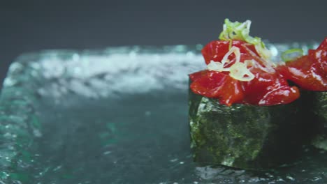 Delicioso-Sushi-Con-Pescado-Rojo