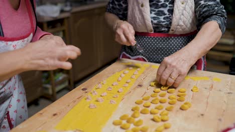 Mujer-Mayor-De-Cultivos-Cocinando-Tortellini-En-Casa