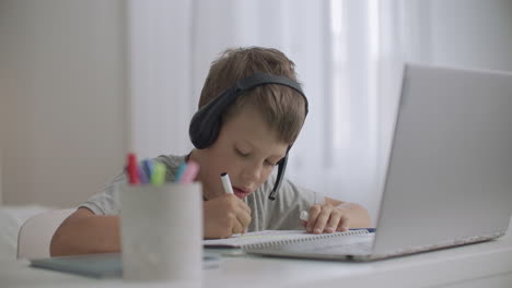 Der-Kleine-Junge-Lernt-Aus-Der-Ferne,-Videos-Auf-Dem-Laptop-Anzusehen-Und-Mit-Dem-Bleistift-Chroma-Key-Display-Auf-Papier-Zu-Zeichnen