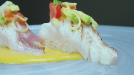 Sabroso-Sushi-Nigiri-Adornado-Con-Frutas-Frescas-Con-Salsa-En-El-Plato