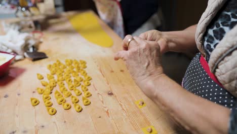 Mujeres-De-Cultivo-Cocinando-Tortellini-Tradicionales-En-La-Cocina