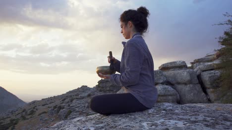Entspannte-Frau,-Die-Meditation-In-Den-Bergen-Praktiziert