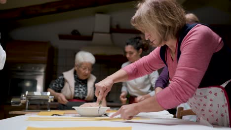 Mujeres-Ancianas-Cocinando-Tortellini-Juntas-En-La-Cocina