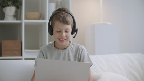 Der-Kleine-Junge-Zeichnet-Und-Kommuniziert-Online-Per-Laptop-Mit-WLAN-Zur-Heimunterhaltung-Moderner-Kinder