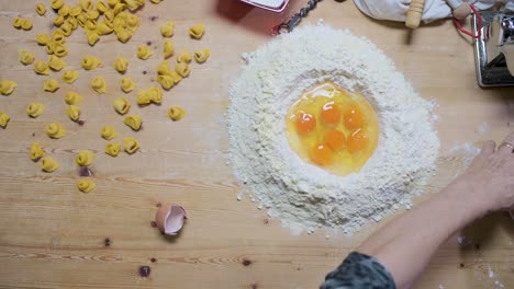 Ingredientes-Para-Tortellini-En-Mesa-De-Madera