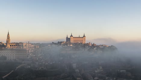 Malerische-Landschaft-Der-Mittelalterlichen-Stadt-Im-Nebel-Im-Sonnenaufgang