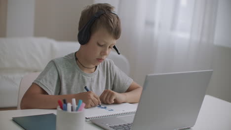 Kleiner-Junge-Mit-Laptop-Im-Wohnzimmer-Zu-Hause-Chattet-Online-Per-Videoanruf-Porträt-Eines-Aktiven-Und-Positiven-Kindes