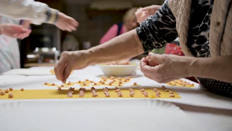 Erntefrauen-Kochen-Traditionelle-Tortellini-In-Der-Küche