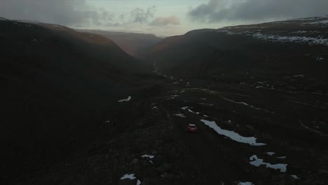 Auto-Fährt-Durch-Verschneite-Hügel