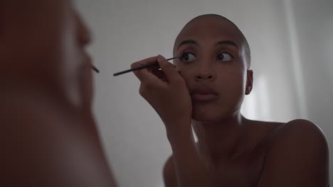 Ernsthafte-Schwarze-Frau,-Die-Zu-Hause-Make-up-Macht