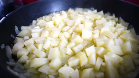 Zwiebeln-Und-Kartoffeln-In-Einer-Bratpfanne-Verrühren